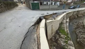 Shembet rruga në Rëmenj të Pogradecit, rrezikohet izolimi i banorëve