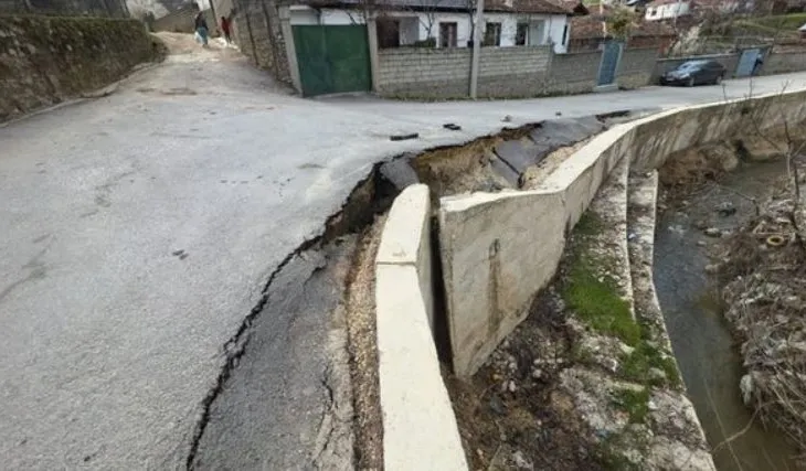Shembet rruga në Rëmenj të Pogradecit, rrezikohet izolimi i banorëve