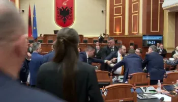 Sherr dhe përplasje fizike në Kuvend, Taulant Balla aludon për Albana Vokshin si prostitutë, deputetët e PD…
