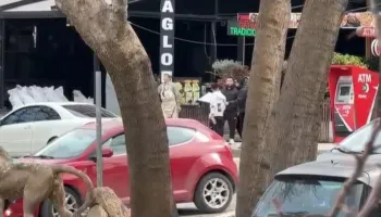 Sherr mes disa të rinjve në Vlorë, konflikti përshkallëzohet në përplasje fizike (VIDEO)