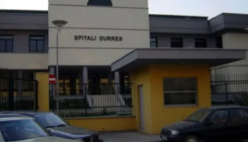 Sherr mes të rinjve në Durrës, plagoset me thikë 26-vjeçari, autori arratiset