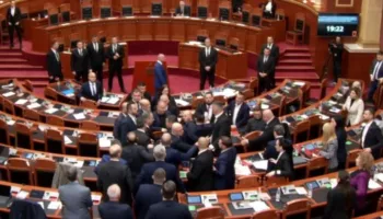 Sherr në Kuvend mes deputetëve të mazhorancës dhe opozitës, Balla kërkon ndërprerjen e seancës
