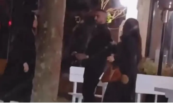 Sherr në mes të rrugës në Tiranë, dy vajza përplasen për një djalë, ndërhyjnë kalimtarët