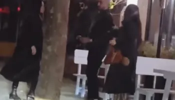 Sherr në mes të rrugës për një djalë! Vajzat kapen prej flokësh, ndërhyn i dashuri për t’i ndarë