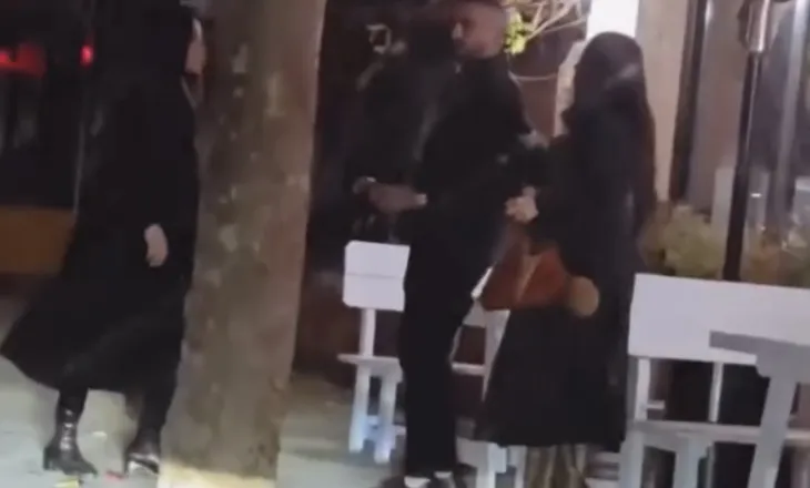 Sherr në mes të rrugës për një djalë! Vajzat kapen prej flokësh, ndërhyn i dashuri për t’i ndarë