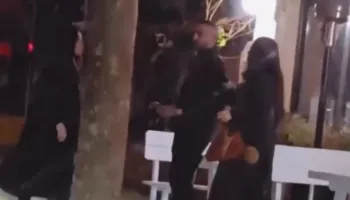 Sherr në mes të rrugës, vajzat kapen prej flokësh për një djalë, ndërhyn për t’i ndarë “molla” e sherrit