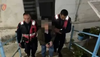 Sherr për tarracën/ Arrestohet 62-vjeçari në Sarandë, hyri në shtëpinë e fqinjëve dhe i kërcënoi me armë