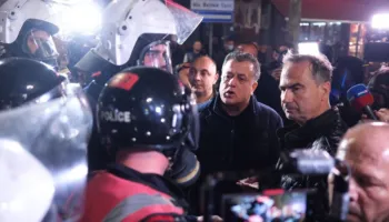 SHERRI I PLOTË/ Si iu turrën Mziu, Noka& Boçi policëve, efektivi i Shqiponjave u godit me send nga protestuesi