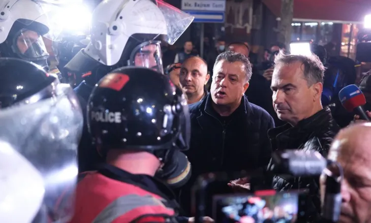 SHERRI I PLOTË/ Si iu turrën Mziu, Noka& Boçi policëve, efektivi i Shqiponjave u godit me send nga protestuesi