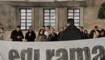 “Sheshi u lirua”/ Pas 108 ditësh rezistencë, Adriatik Lapaj mbyll protestën para Kryeministrisë