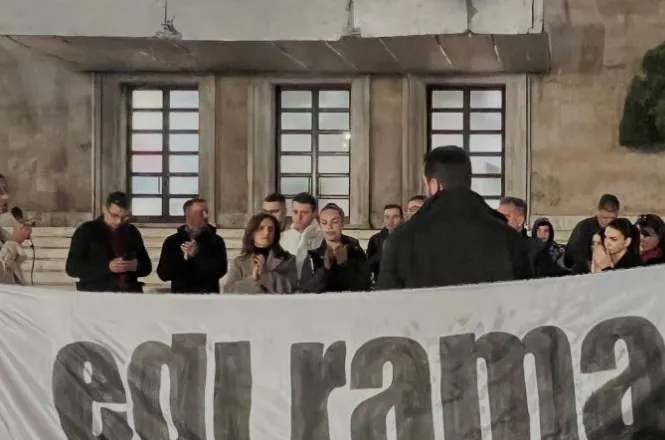 “Sheshi u lirua”/ Pas 108 ditësh rezistencë, Adriatik Lapaj mbyll protestën para Kryeministrisë