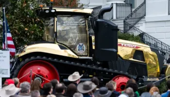 Shfaqje me traktor të artë në Shtëpinë e Bardhë, Trump prezanton platformën “OnlyFarms”