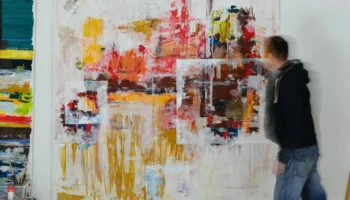 “SHIFT”, arti që sfidon inteligjencën artificiale dhe eksploron ndjeshmërinë njerëzore