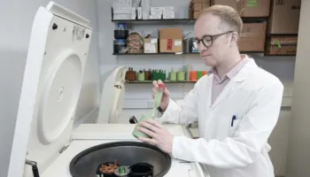 Shishet plastike po shndërrohen në ilaçe për të trajtuar sëmundjen e Parkinsonit