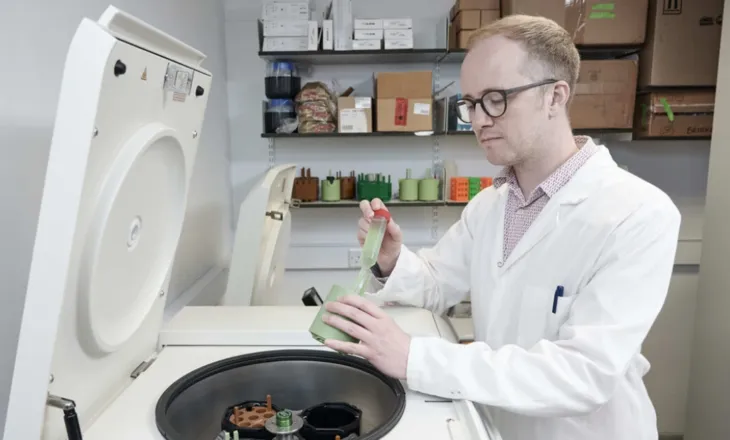 Shishet plastike po shndërrohen në ilaçe për të trajtuar sëmundjen e Parkinsonit