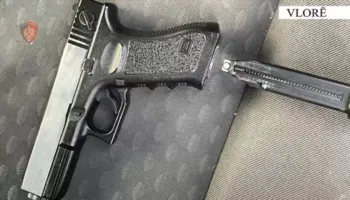 Shiste doza kokaine në Dhërmi, në pranga 22-vjeçari në Vlorë, në automjet mbante edhe një pistoletë sportive