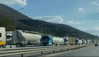 Shkak korsia e vetme dhe problemet me sistemin, radhë kilometrike dhe pritje pa fund për transportuesit në Morinë