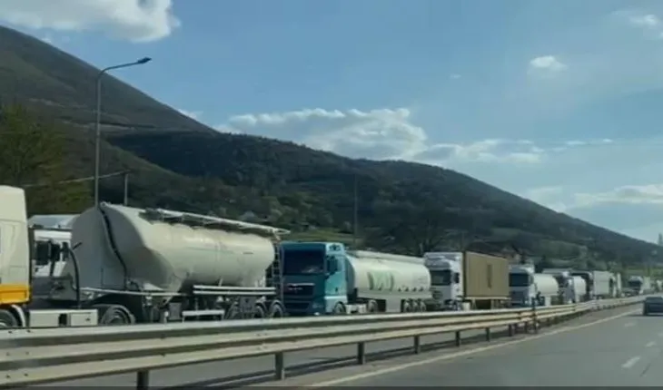 Shkak korsia e vetme dhe problemet me sistemin, radhë kilometrike dhe pritje pa fund për transportuesit në Morinë