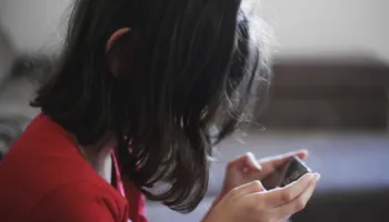 Shkenca përmbys “mitin”: Autizmi mund të prekë njësoj vajzat dhe djemtë