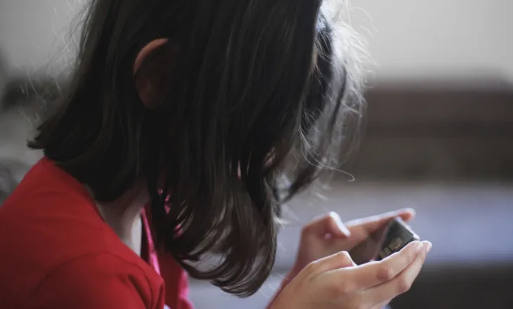 Shkenca përmbys “mitin”: Autizmi mund të prekë njësoj vajzat dhe djemtë