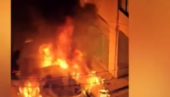 Shkrumbohen nga zjarri dy automjete pas mesnate, dyshohet zjarrvënie e qëllimshme