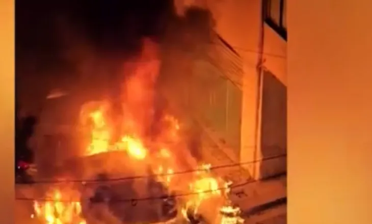 Shkrumbohen nga zjarri dy automjete pas mesnate, dyshohet zjarrvënie e qëllimshme