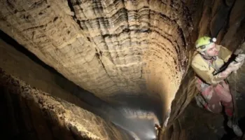 Shpella më e thellë në botë është…?