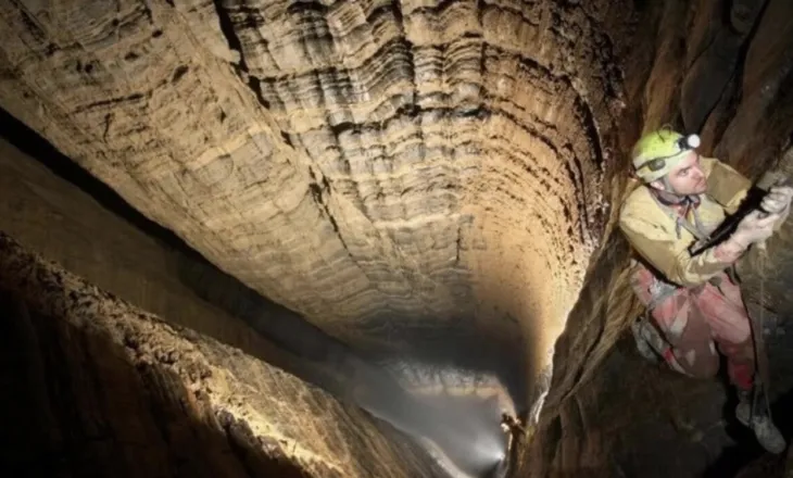 Shpella më e thellë në botë është…?