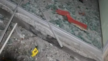 Shpërthim me tritol në oborrin e një banese në Elbasan, nis hetimi