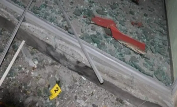 Shpërthim me tritol në oborrin e një banese në Elbasan, nis hetimi