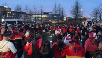 ‘Shqipëri etnike’, tifozët e Kombëtares dhurojnë spektakël në Varshavë (VIDEO)