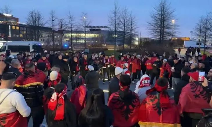 ‘Shqipëri etnike’, tifozët e Kombëtares dhurojnë spektakël në Varshavë (VIDEO)