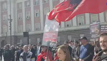 “Shqipëria Bëhet” nis protestën para Kryeministrisë, qytetarë dhe aktivistë kërkojnë largimin e qeverisë