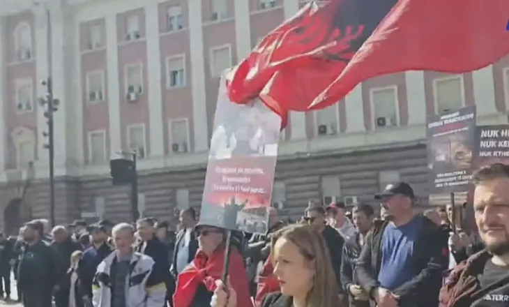 “Shqipëria Bëhet” nis protestën para Kryeministrisë, qytetarë dhe aktivistë kërkojnë largimin e qeverisë