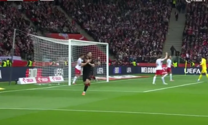 Shqipëria kalon në avantazh, Hoxha “trondit” polakët