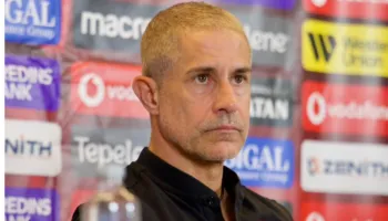 Shqipëria luan si e barabartë, por “vret” ëndrrën. Sylvinho: Jam i trishtuar, por edhe krenar