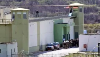 Shqiptari i dënuar për vrasje mbyll nga brenda derën e qelisë në burg, policia hyn me forcë dhe gjen telefon të djegur