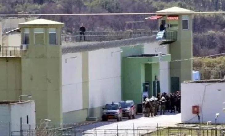 Shqiptari i dënuar për vrasje mbyll nga brenda derën e qelisë në burg, policia hyn me forcë dhe gjen telefon të djegur