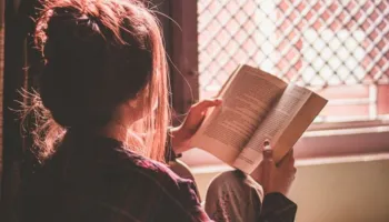 Shtatë arsye/ Përse leximi na bën njerëz më të mirë?