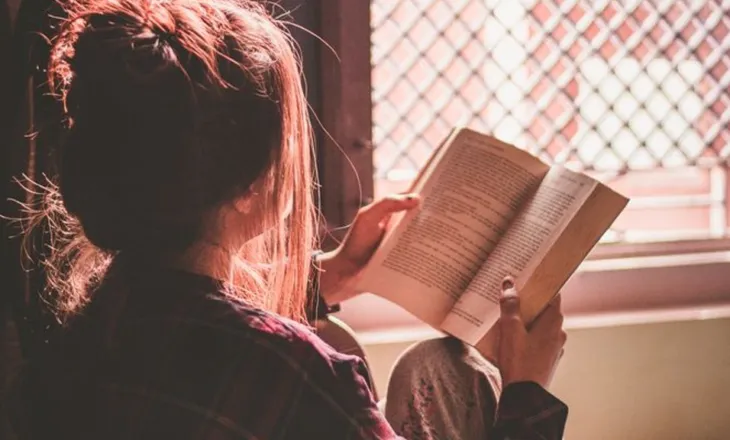 Shtatë arsye/ Përse leximi na bën njerëz më të mirë?