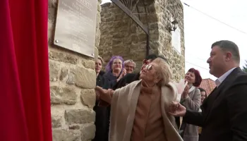 Shtegu ‘Tinka Kurti’ në Prezë/ Artistja nderohet në Ditën e Teatrit, emri i saj pagëzon rrugën drejt kalasë