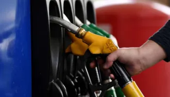 Shtrenjtimi i naftës shton furnizimet vetjake për naftë në shtetet kufitare, çmimi deri 50% më lirë