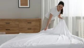 Shumë njerëz nuk i ndërrojnë çarçafët për një kohë shumë të gjatë: Kjo mund të ndikojë në gjumë më shumë nga sa mendoni