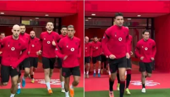 Si e presin tifozët Kombëtaren kuqezi gjatë daljes në fushën e blertë në Varshavë (VIDEO)