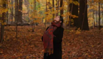 Si ndikon kontakti me natyrën në tru