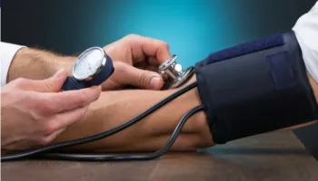 Si ta dalloni tensionin e lartë të gjakut – simptomat që duhet t’i kushtoni vëmendje