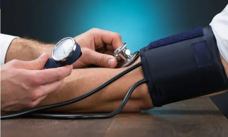 Si ta dalloni tensionin e lartë të gjakut – simptomat që duhet t’i kushtoni vëmendje