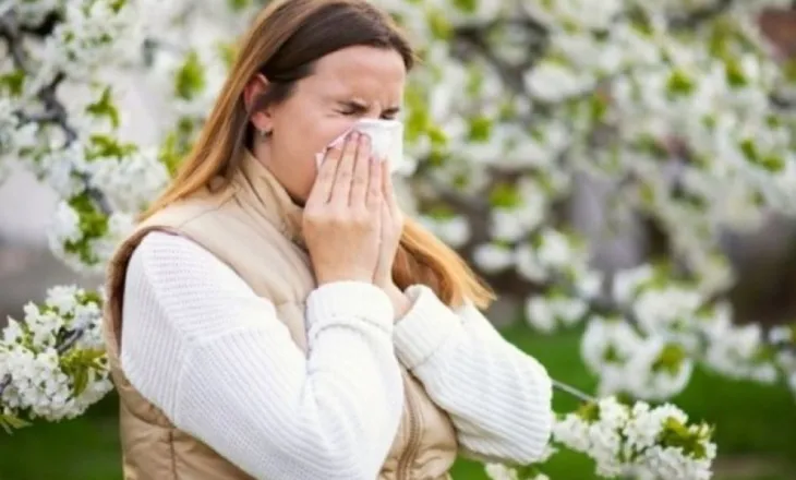 Si të lehtësoni alergjitë pa ilaçe dhe lot në sy, këto hapa do iu ndryshojnë pranverën