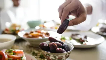 Si të qëndroni energjikë dhe të shëndetshëm gjatë Ramazanit: këshilla nga ekspertët