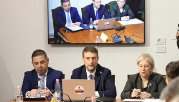 Situata në Lindjen e Mesme/ Ministri Hoxha: Shqipëria nuk ka mbyllur asnjë përfaqësi diplomatike në rajon. 138 shqiptarë duan të largohen